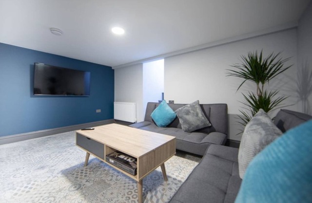 Immaculate 5-Bed House in the city centre Ashford
