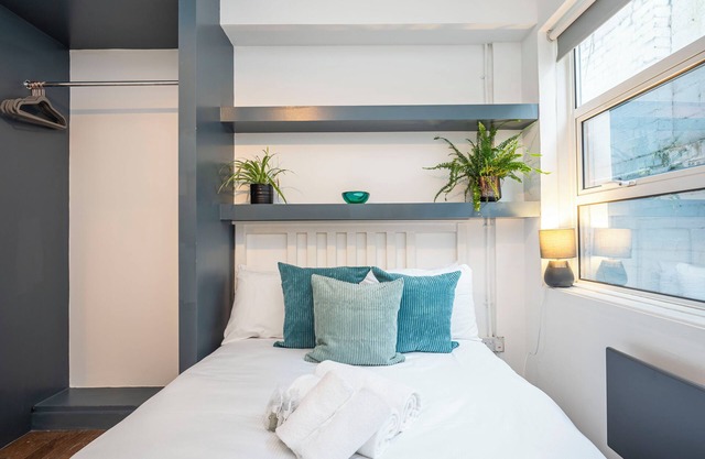 Immaculate and Stylish 1 Bedroom Flat - Sleeps 4