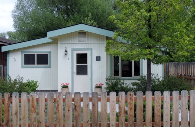Immaculate, homey and perfectly located for your stay in downtown Ennis.