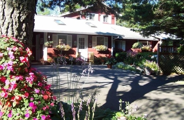 Immaculate Hummingbird Suite - One Mile from Acadia National Park