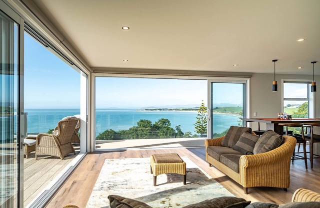 Immaculate Modern House with Stunning Ocean Views. Perfect for Friends & Couples