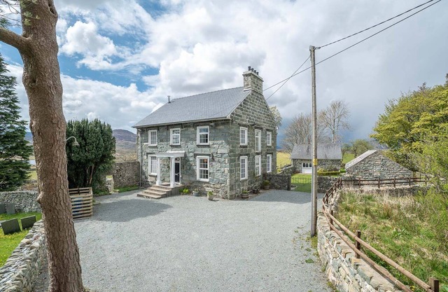 Impressive Property At The Foot Of The Rhinog Mountains | Rheithordy