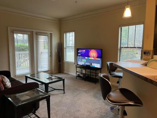 In Charlotte for Business or Pleasure - Amazing Location, Great Prices Sleeps-4 Instant Bookings Pools are still OPEN First Floor "Handicap Accessible"