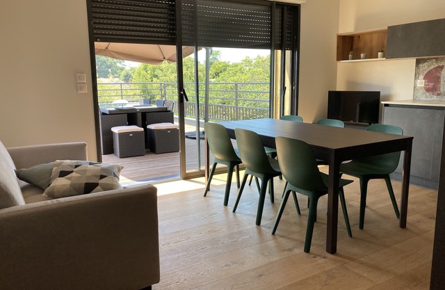 In the heart of the Bassin d'Arcachon, fully renovated apartment with 30m² terrace