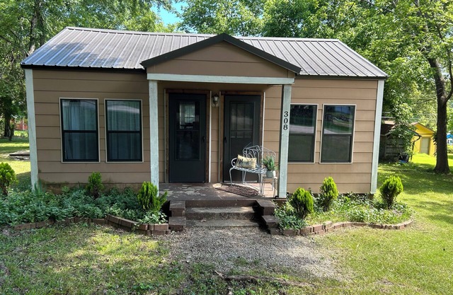 In Town, Large Yard, Close to Rivers and Lakes, Quiet