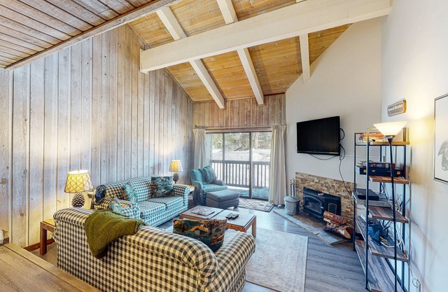 Incredible Condo near the Slopes w/Shared Pool, Hot Tub, Balcony, Free WiFi