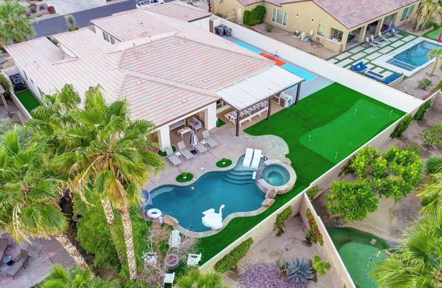 Incredible gameroom, putting green, bocce, slide, pickleball , large estate