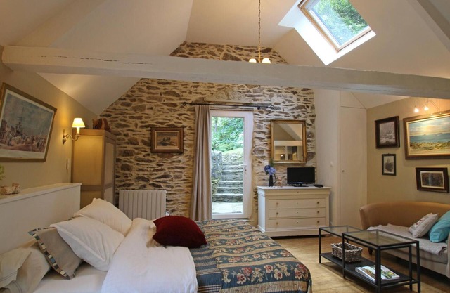 Independent cottage with sea view, private garden and wifi
