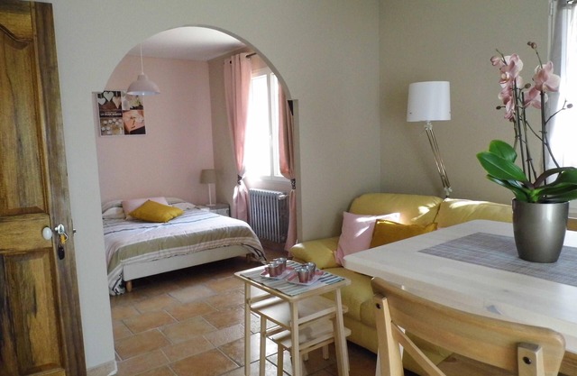 INDEPENDENT STUDIO in villa with pool