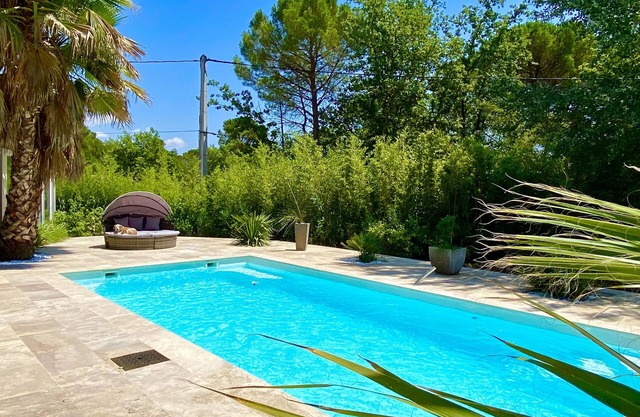 Independent studio in villa with swimming pool. Private Jacuzzi, 40 minutes from the beach