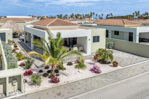 Infinity Blue villa met privezwembad, Mambo Beach