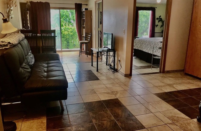 Insta-worthy Aprtmnt King Bed prime, Hottub AC Slps 6 near Flathead Lk & venues