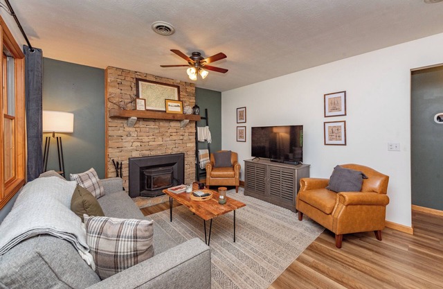 Intimate Dog Friendly Cabin w/Fire Pit