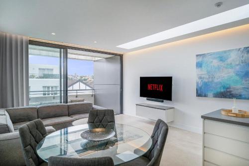 Inviting 2BR Unit with Parking near Coogee Beach