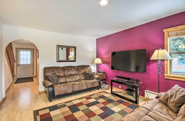 Inviting Townhome: 30 Mi to Yellowstone NP!