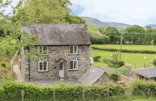 ISFRYN, pet friendly, character holiday cottage in Carno