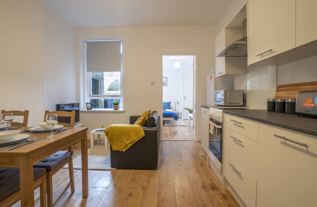 `isimi [ Modern 2 Bed Flat- Free Parking]