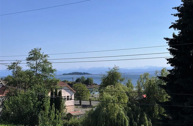 Island Getaway - Charming Two Bedroom Guest Suite, stones throw from the ocean