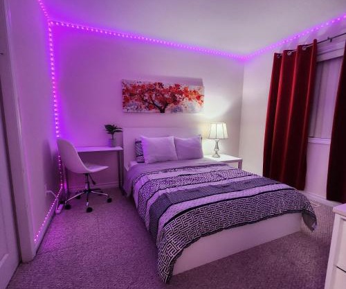 Ivory Staycation Suite with Free Street Parking, Shared kitchen and washroom