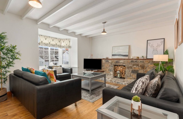 Ivydene Cottage - Stone Throw to Beach, Sea Views