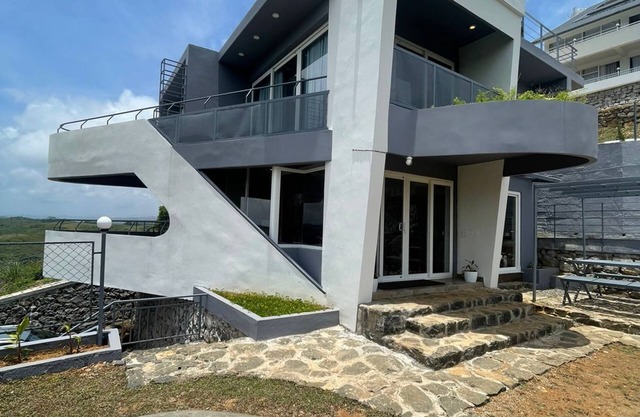 IZZAT INN Villa, Parunthumpara, A pet friendly mountien view villa.