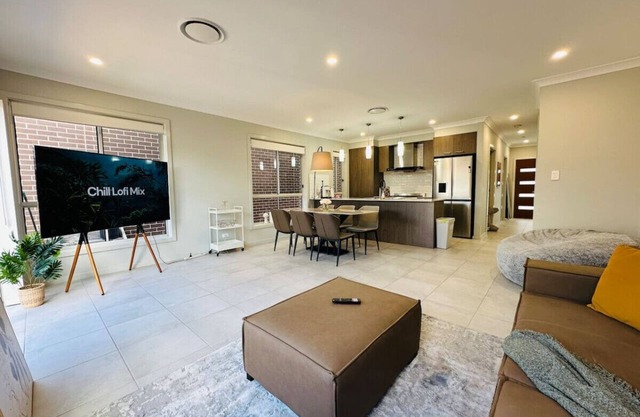 JC House - 4 Br, AC & Wi-Fi Close Coles & Train