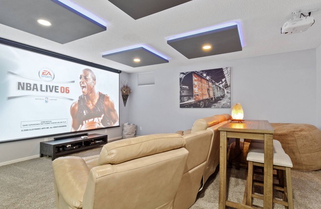 JENKINS RETREAT w/private hot tub & theater