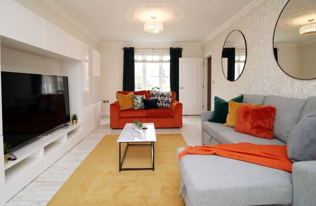 John Fielding by Mia Living a Stunning 5 Beds, 3 Baths House