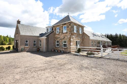 JOIVY Greenknowes Farmhouse with Hot Tub and Bar