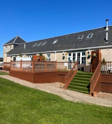 JOIVY Greenknowes Lodge with Hot Tub and Wood Burning Stove