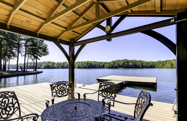 Journeys End - Incredible Views! Lakefront cabin retreat with Flat Lot