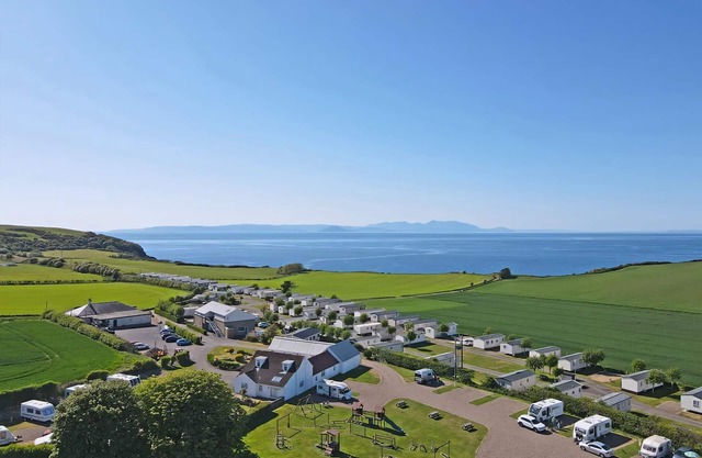 Jura Lodge with Hot Tub