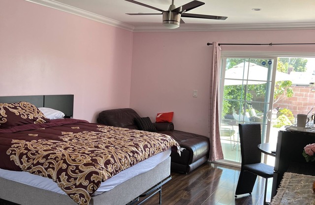 Just the two of us- Romantic pool view and private entry Sleeps 2 Near CSUN