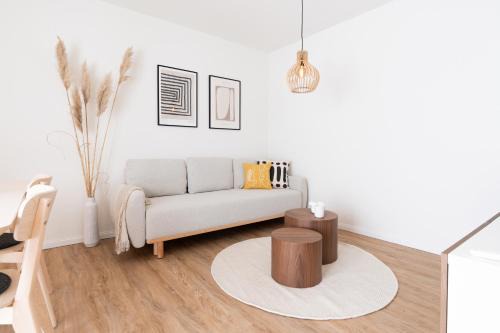Küstenbutze im modernen Scandi-Style mit Garten und Terrasse
