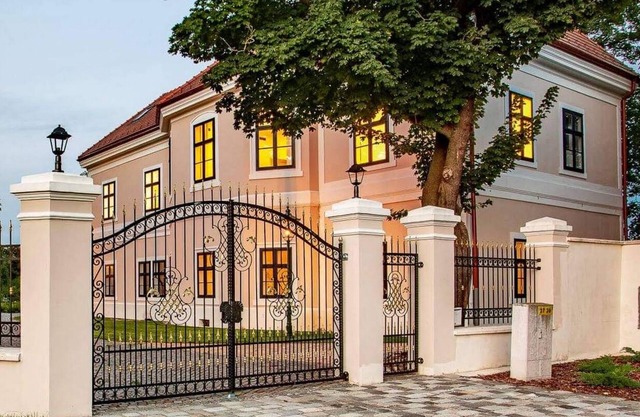 Kaštieľ Nána spacious 6-bedroom chateau in charming Nana with AC