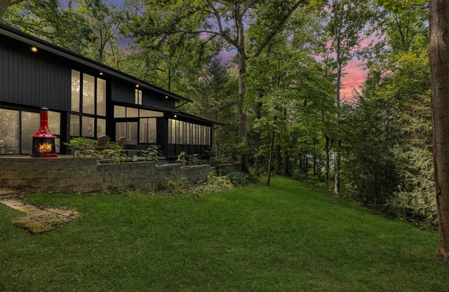 KABINO: Mid-Century Modern with Floor to Ceiling Pine Views