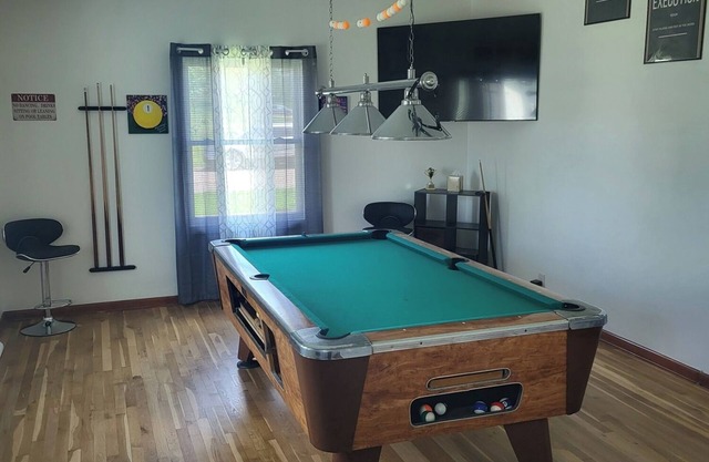 Kadia’s Place-The One With The Pool Table & TVs