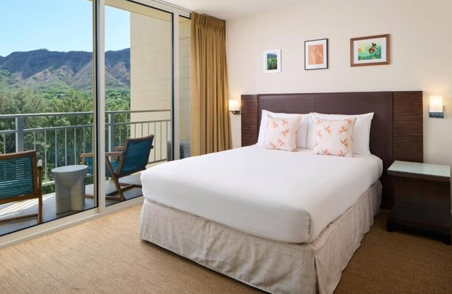 Kaimana Beach Hotel | Diamond Head View King | Near Park & Hiking Trail