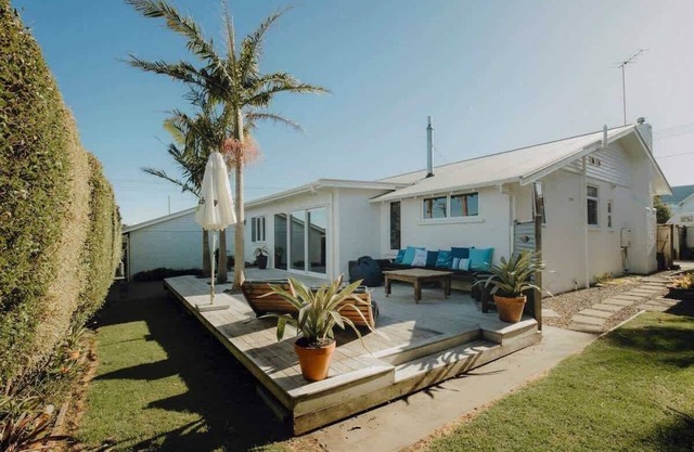 Karamu Korner - 4 BR bungalow near Fitzroy Beach