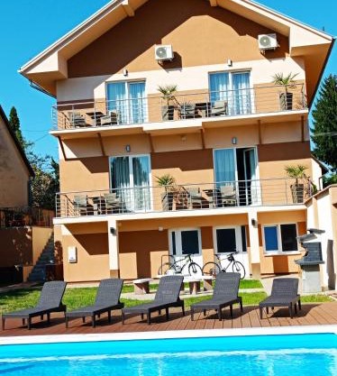 Karos Bianco Apartmanház