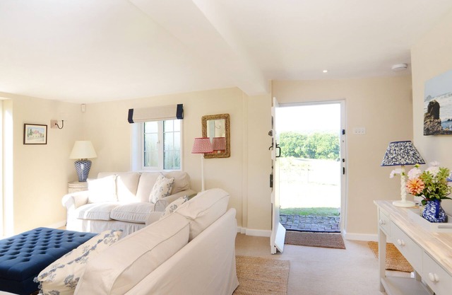KEEPERS COTTAGE, pet friendly, with open fire in East Meon