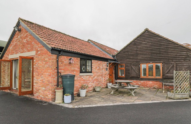 KEEPERS COTTAGE, pet friendly, with a garden in West Knoyle