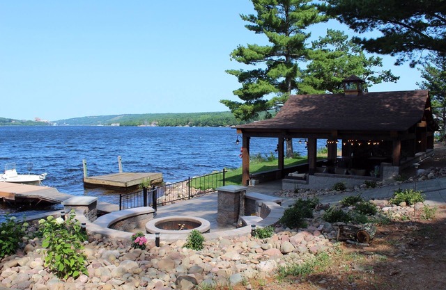 Kemp's Rentals Luxurious Executive Retreat Portage Lake-Beach-Firepit & Pavilion