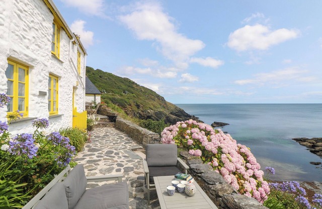 KERBENETTY (HARBOUR COTTAGE), pet friendly, with open fire in Portloe