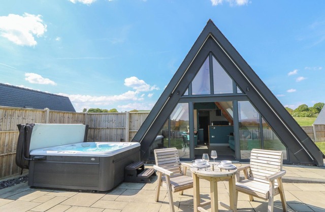 KERRY HILL - THE SHEEPFOLD, pet friendly in Llandrindod Wells