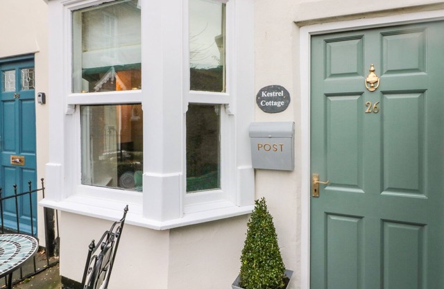 KESTREL COTTAGE, pet friendly, with open fire in Stokesley