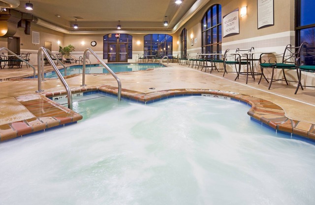 King and Queen bed | Pool + Gym + FREE Breakfast