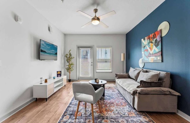 King Apt w/Pool View & Gym Pet Friendly Near Parks