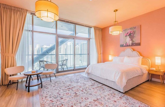 King Bed Studio | Near Metro | Pool | Fast WiFi