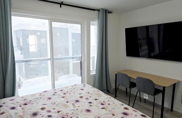 King Bed TV Private Ensuite Retreat Bathroom or Economical Double Bed Room